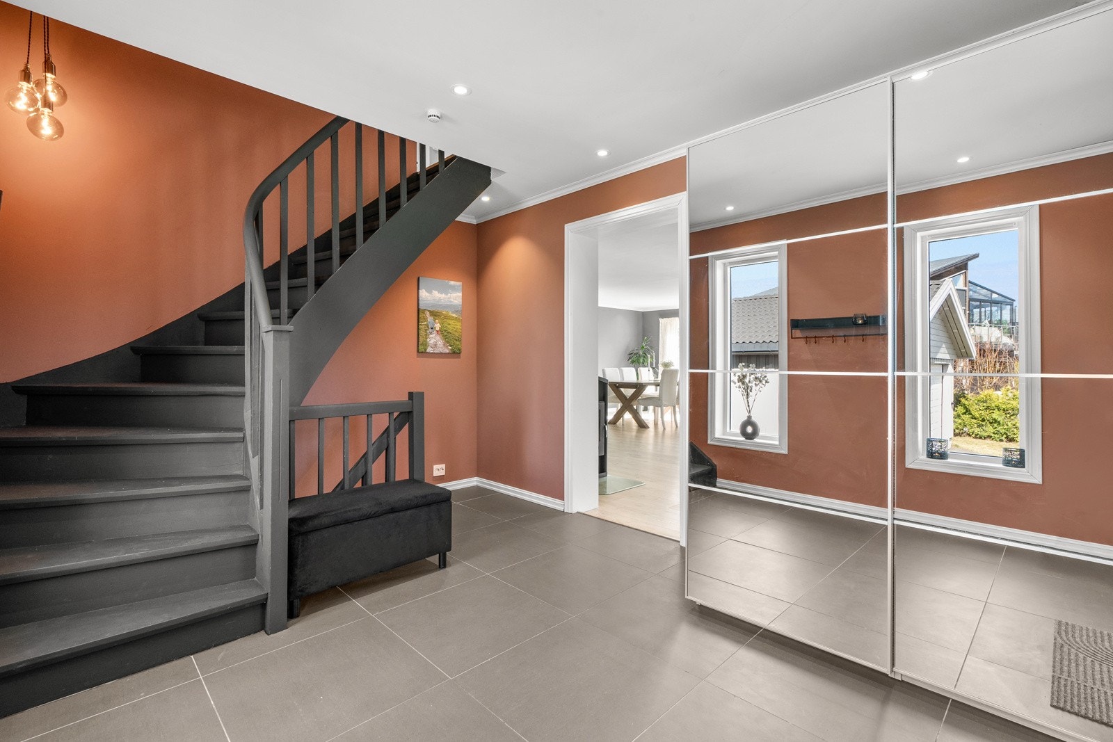 Velkommen inn! Innbydende og romslig entré gir et godt førsteinntrykk av boligen. Galleribilde