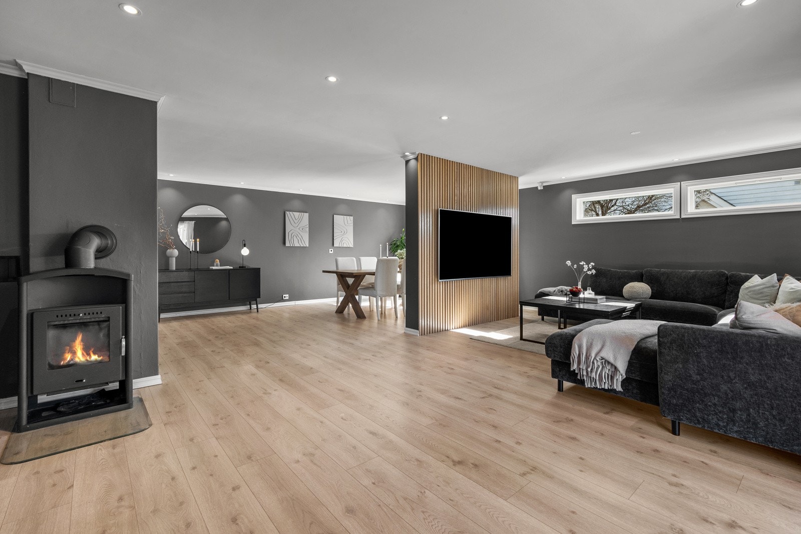 I rommet er det en flott peisovn for hyggelig oppvarming. Galleribilde