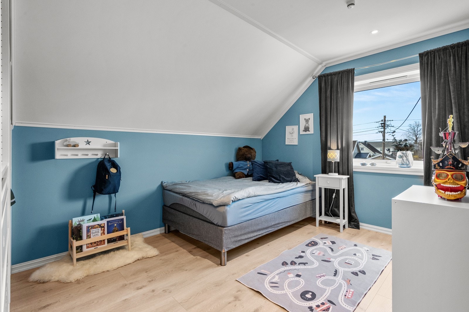 De andre soverommet har plass til seng, skrivepult, garderobeløsning eller annet ønsket møblement. Galleribilde