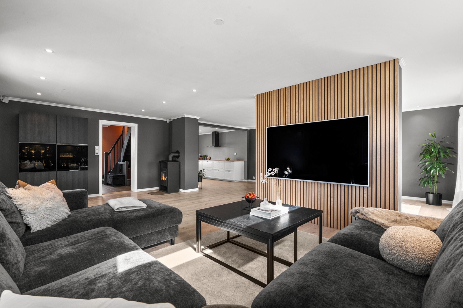 Her kan man innrede i ulike soner. Det er plass til en større sofagruppe med tilhørende møblement og tv-seksjon. Galleribilde