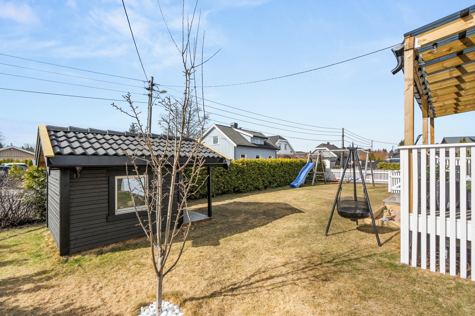 Hagedelen er pent opparbeidet med gressplen og diverse beplantning. Galleribilde