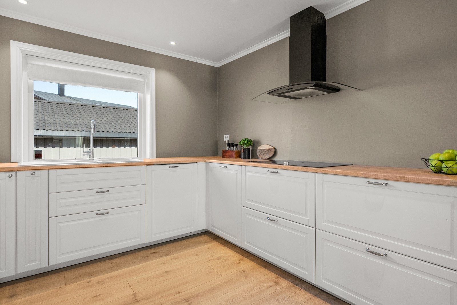 Praktisk og fin kjøkkeninnredning med gode løsninger og godt med skap- og benkeplass. Galleribilde