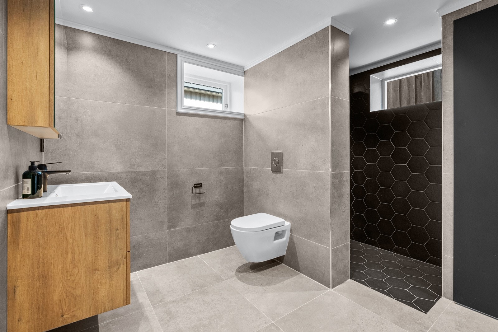 I kjelleretasjen er det et romslig og pent baderom fra 2020 med flislagte vegger og gulv. Galleribilde