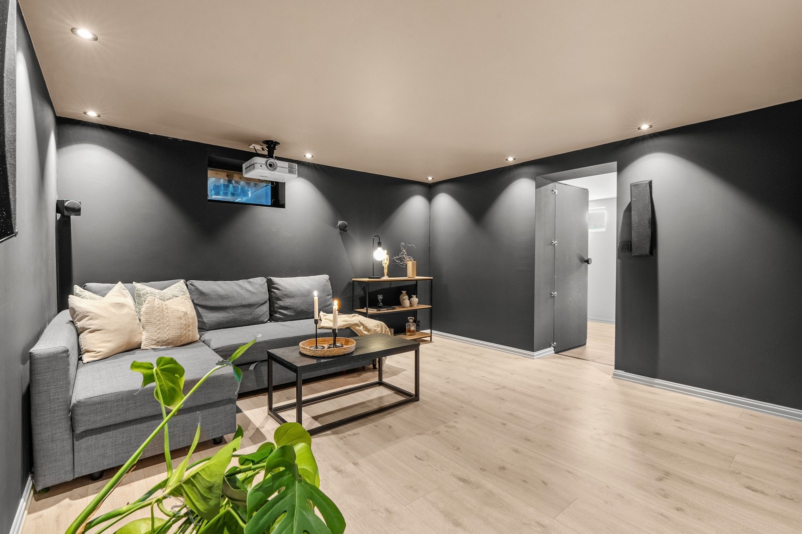 I kjelleretasjen er det en hyggelig tv-stue med god plass til en sofagruppe. Galleribilde