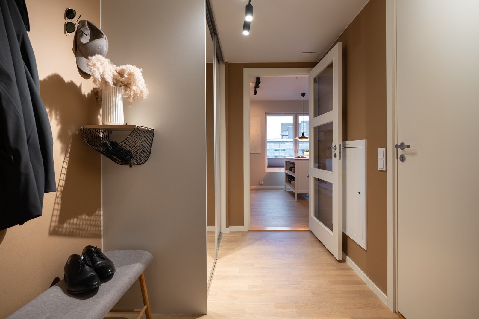 Via felles inngangsparti er det enkel adkomst til boligen via heis, men ønsker du å ta trappene stopper du i byggets 4. etasje. Galleribilde