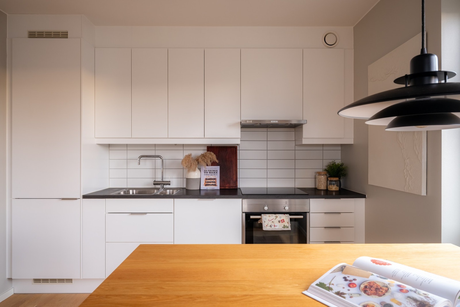 Alle hvitevarer er integrerte og medfølger selvsagt. Disse består av platetopp, komfyr, oppvaskmaskin og kjøl/fryseskap. Hvitevarene er fra Siemens. Galleribilde