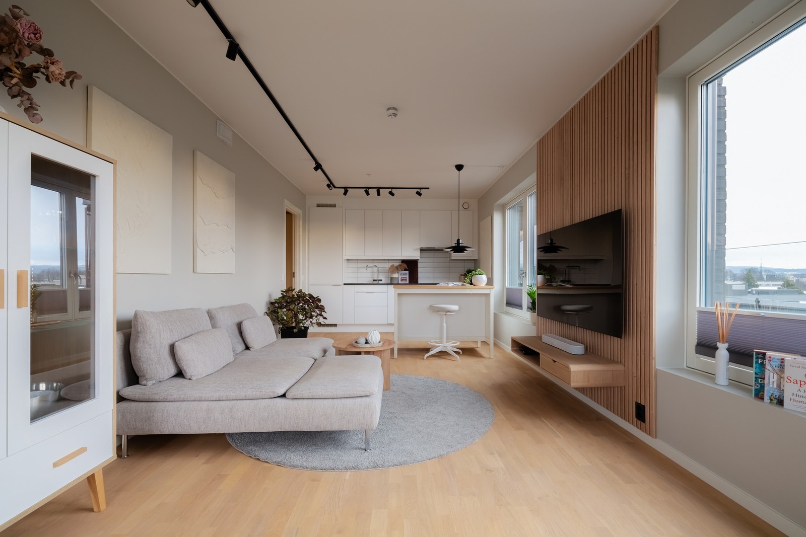 Stuen har naturlig sone for plassering av både sofa med tilhørende møblement og spisebord. Galleribilde