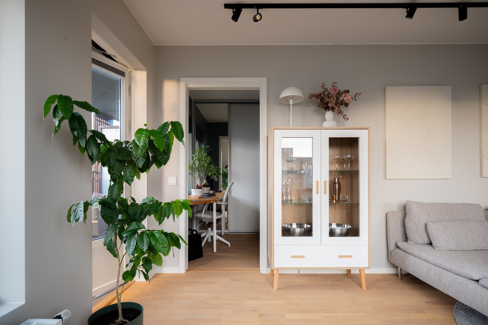 Fra stuen og videre inn til soverommet. Galleribilde