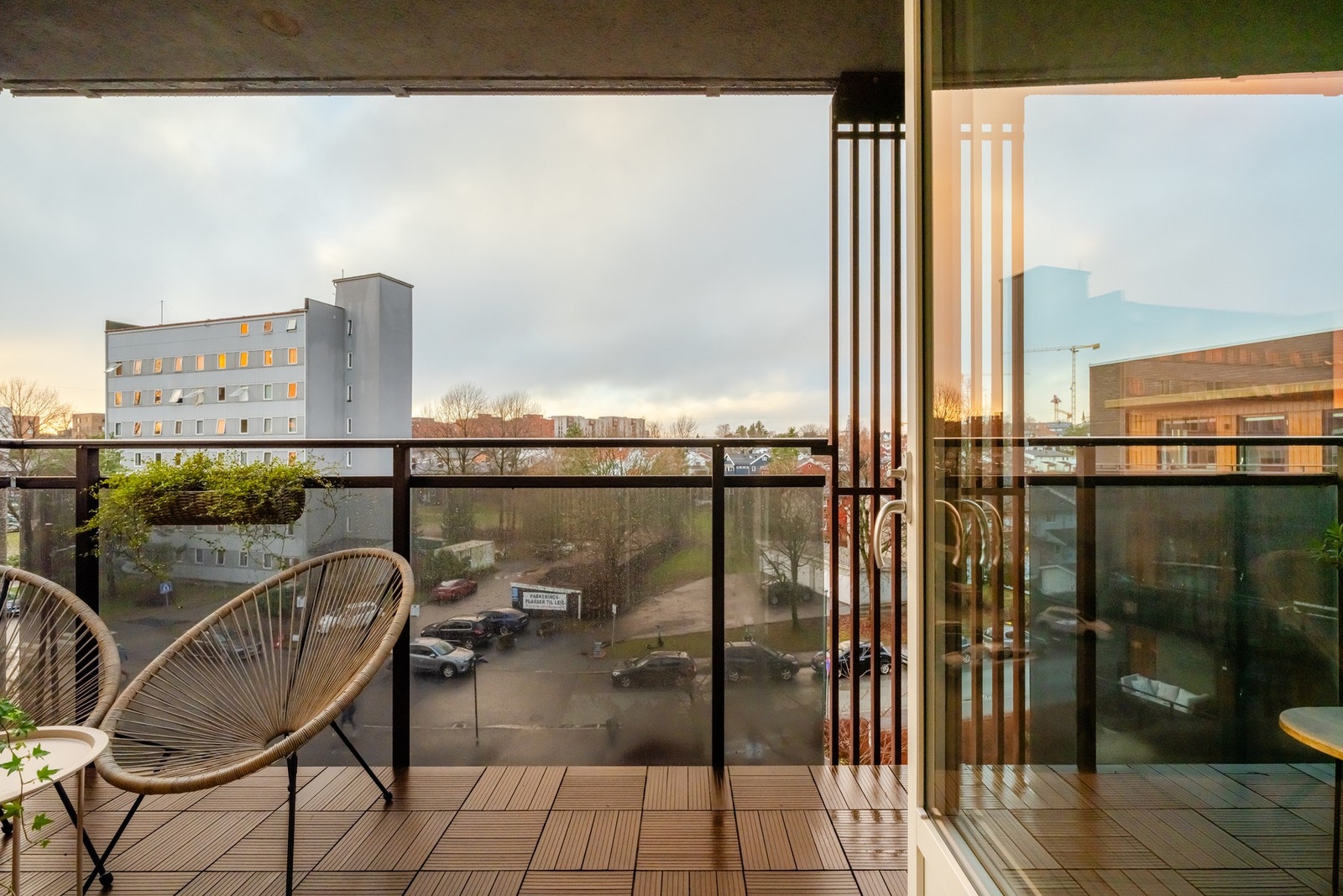 Fra stuen er det utgang til boligens herlige balkong som blir en naturlig forlengelse av stuen på sommerhalvåret. Galleribilde
