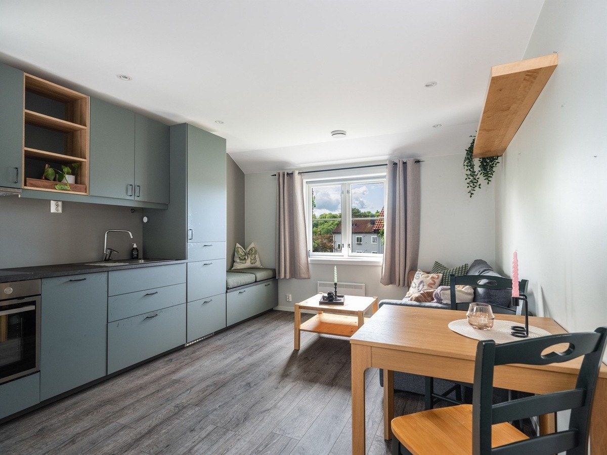 Innredet med åpen stue kjøkkenløsning. Pen IKEA-innredning fra 2020 med integrert stekeovn, platetopp, oppvaskmaskin og kjøleskap. Hyggelig atmosfære. Galleribilde