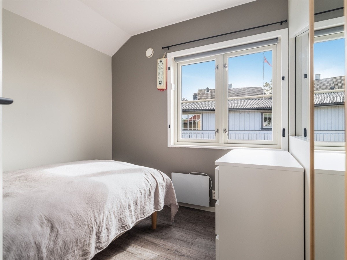 Soverommet i hybelleiligheten er på 6 kvm. Det er montert utvendig "screens" på soveromsvindu. Galleribilde