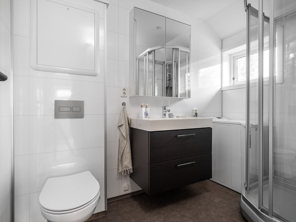 Badet ble oppgradert i 2020. Vaskemaskin. Galleribilde