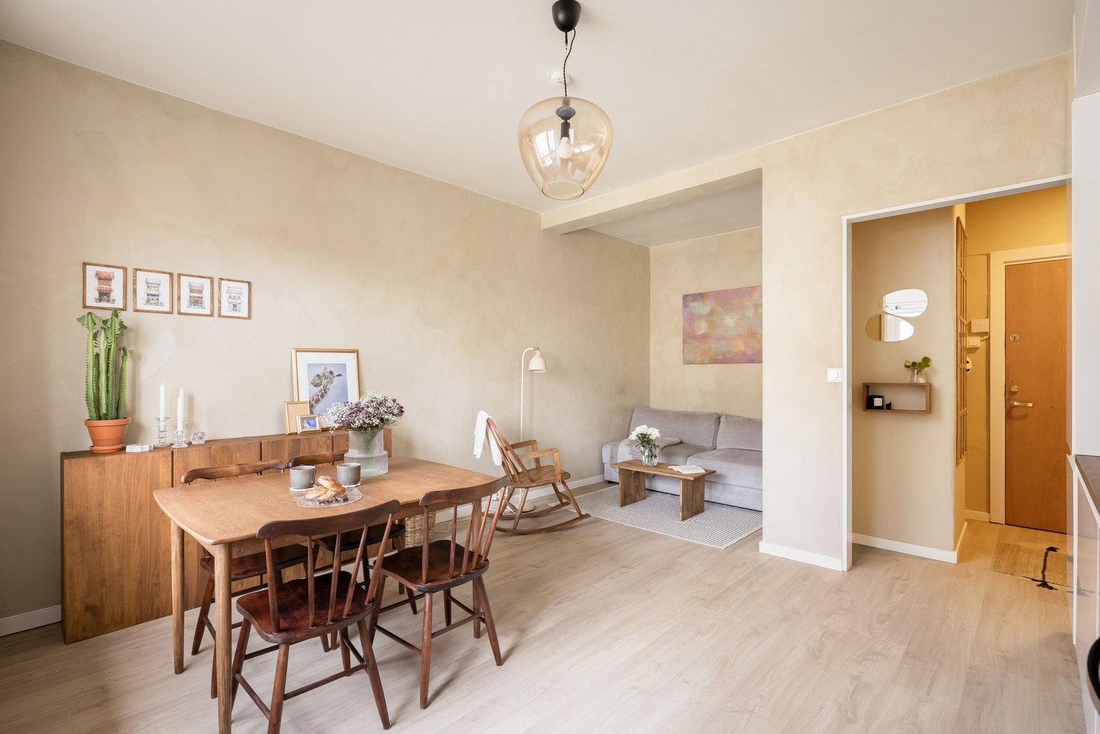 Den flotte stuen er oppdelt med flott sone for sofamøblement og spisestue. Galleribilde