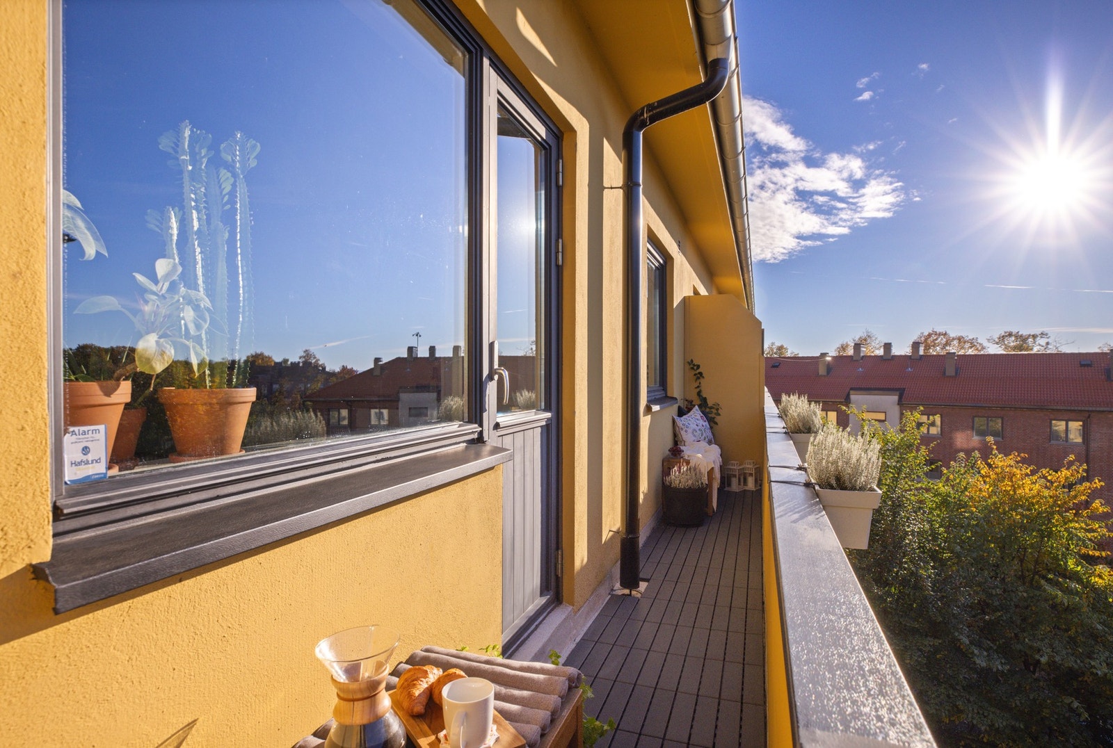 Nyt solen fra ca. 14-21 om sommeren på din private, solrike balkong med direkte utgang fra stuen. Galleribilde