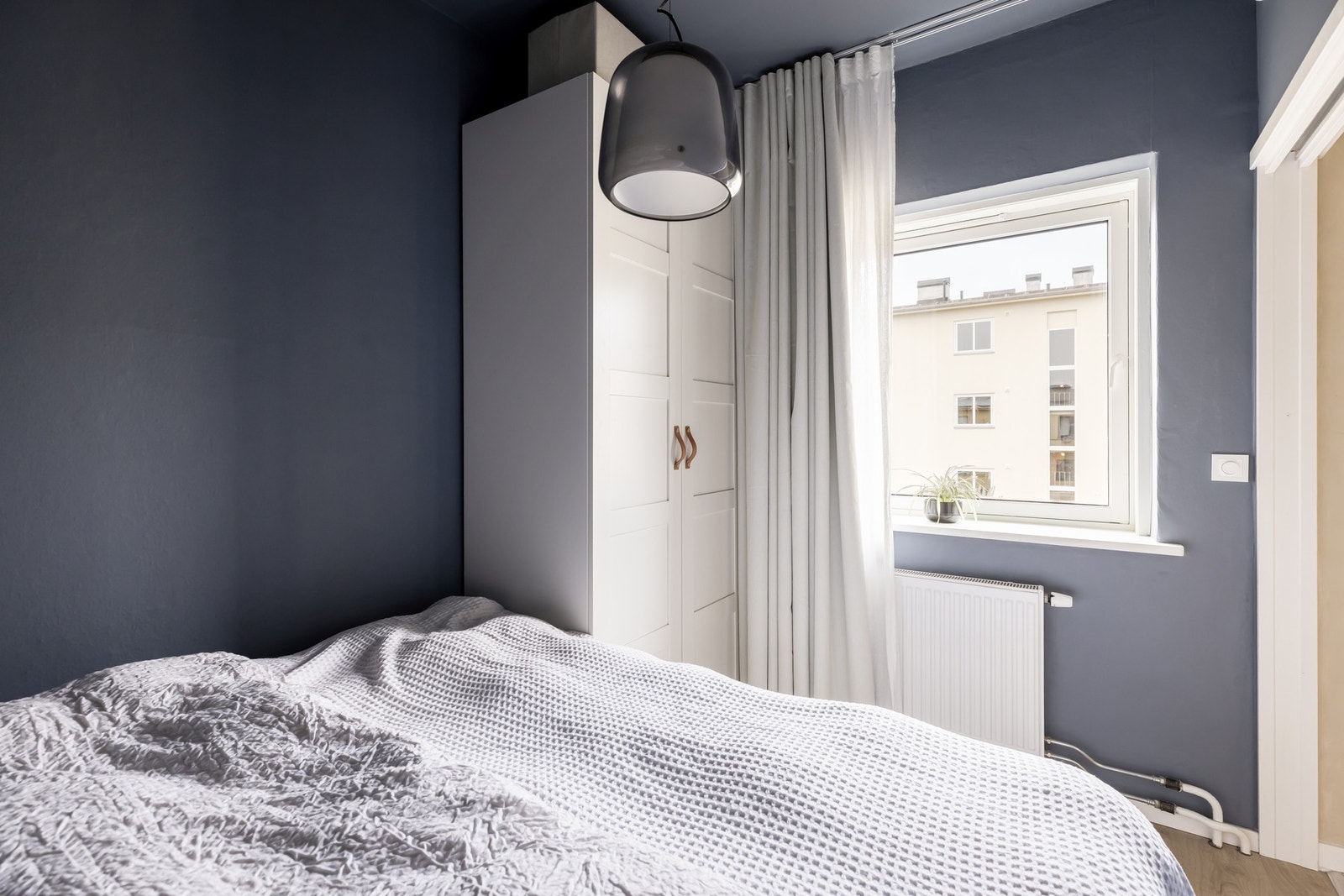 Du kan naturlig nok ha en smalere seng og garderobe langs vegg om ønskelig - nåværende selgere har satt pris på en romslig seng! Galleribilde