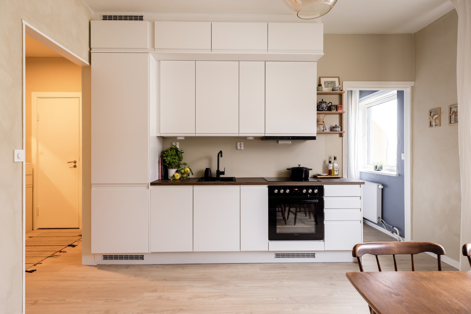 Leiligheten her en åpen stue-/kjøkkenløsning med lekker innredning fra 2024 fra Norema. Galleribilde