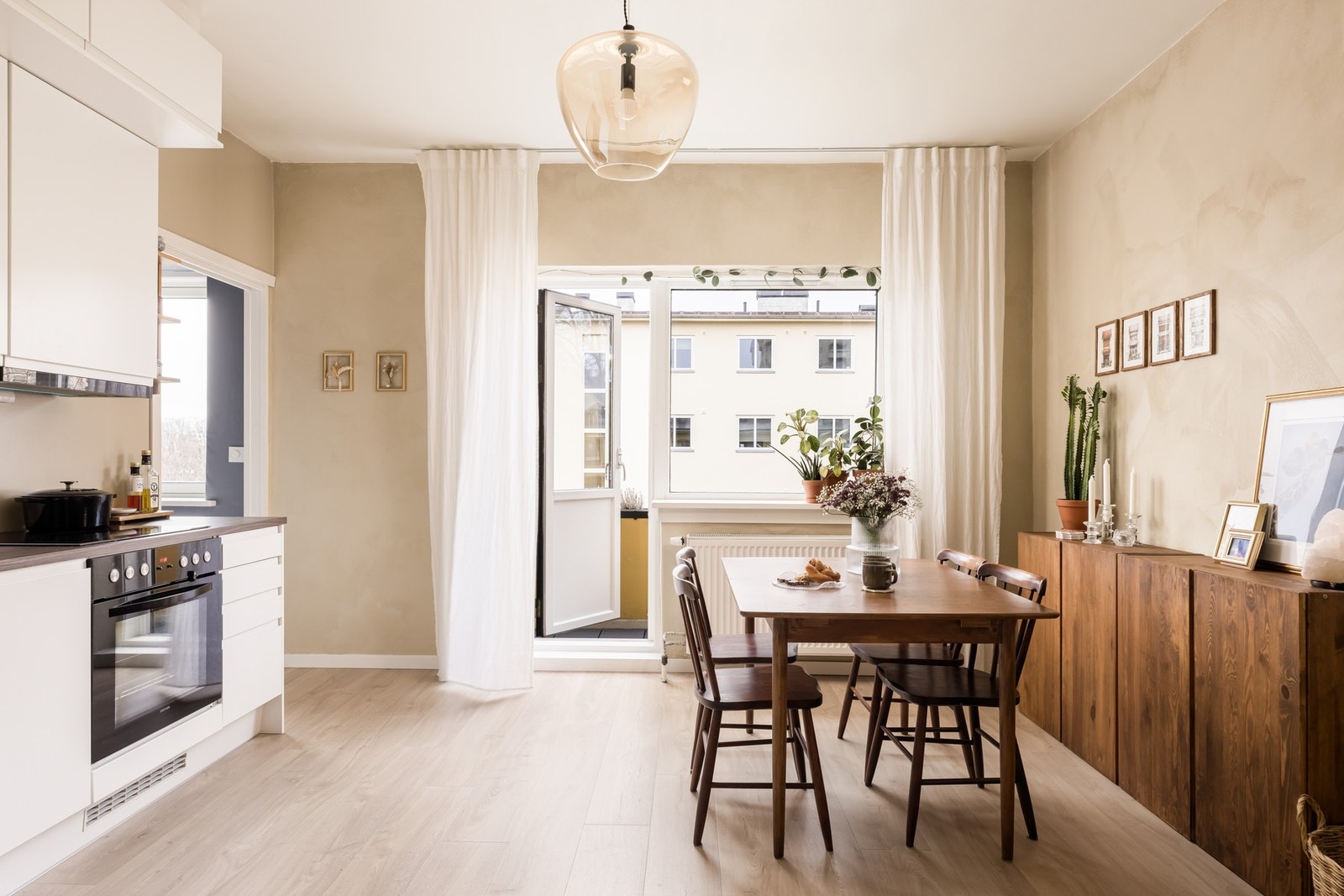 De store vindusflatene og den gode takhøyden på 2,73 meter underbygger den gode følelsen av plass. Galleribilde