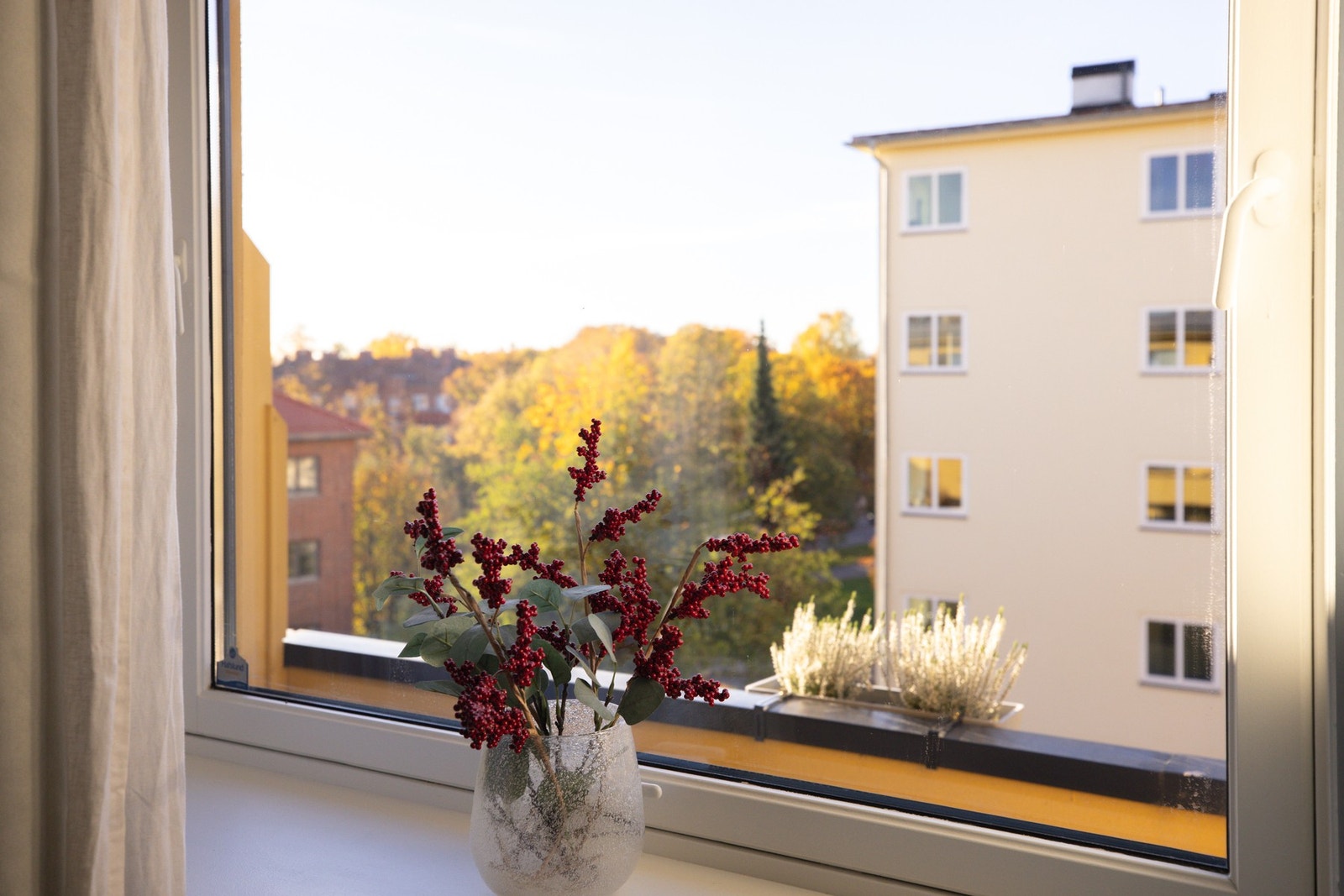 Luftig og flott utsyn fra alle vinduer! Galleribilde