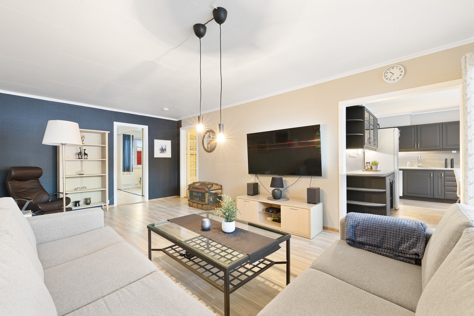 Leiligheten har et sosialt oppholdsrom med delvis åpen stue-/kjøkkenløsning. Galleribilde