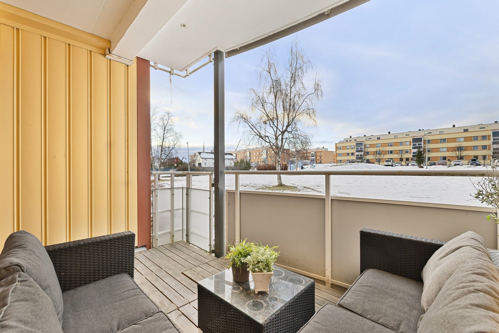 Fra stuen er det direkte utgang til en balkong på 8 kvm med trapp ned til felles grøntareal og lekeplass. Galleribilde