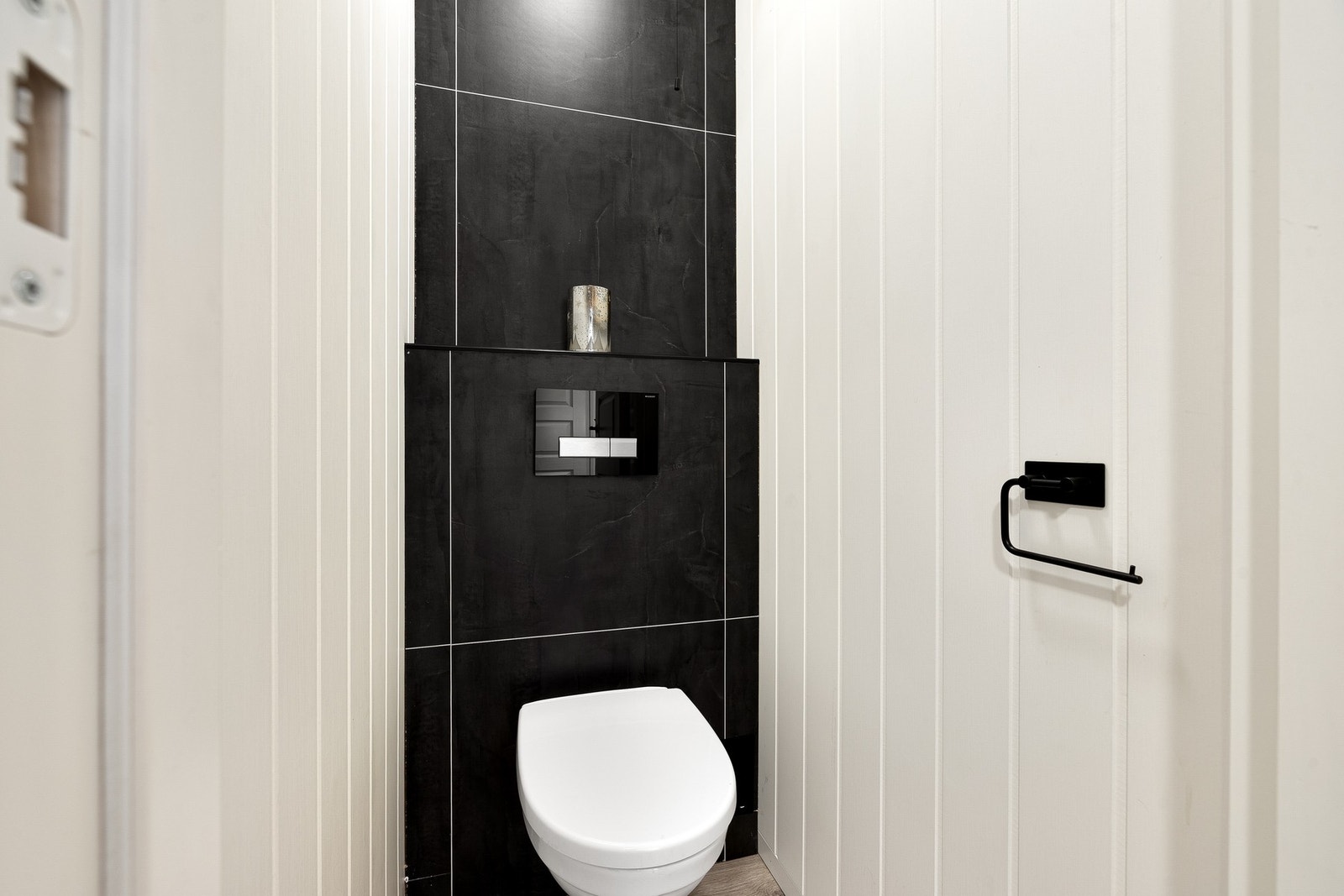 Toalettrom i entré. Galleribilde