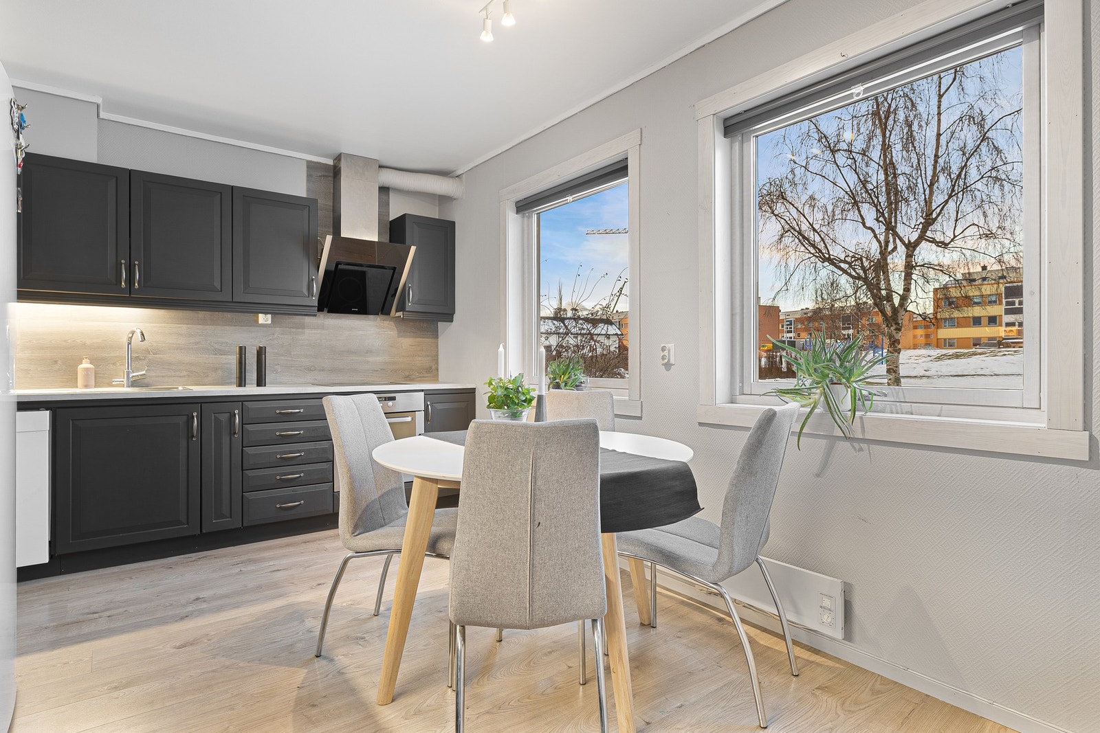 Romslig kjøkken med god plass til spisebord. Galleribilde