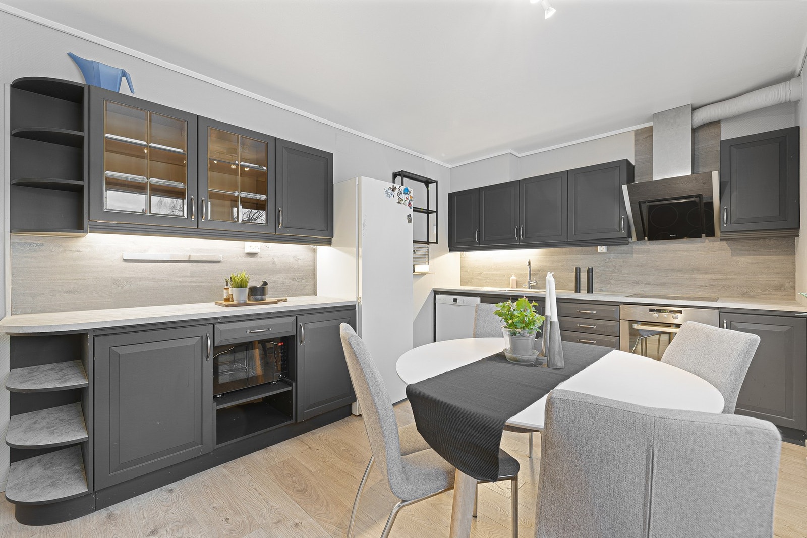 Kjøkkenet har en praktisk utforming og mye skap- og benkeplass. Galleribilde