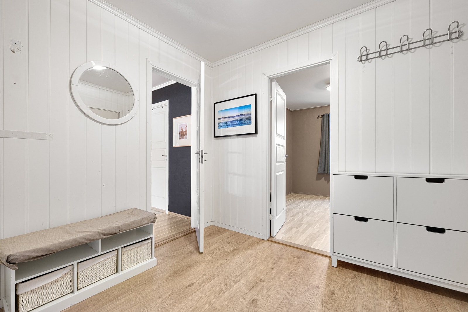 Lys og romslig entré med god plass til garderobeløsning. Galleribilde