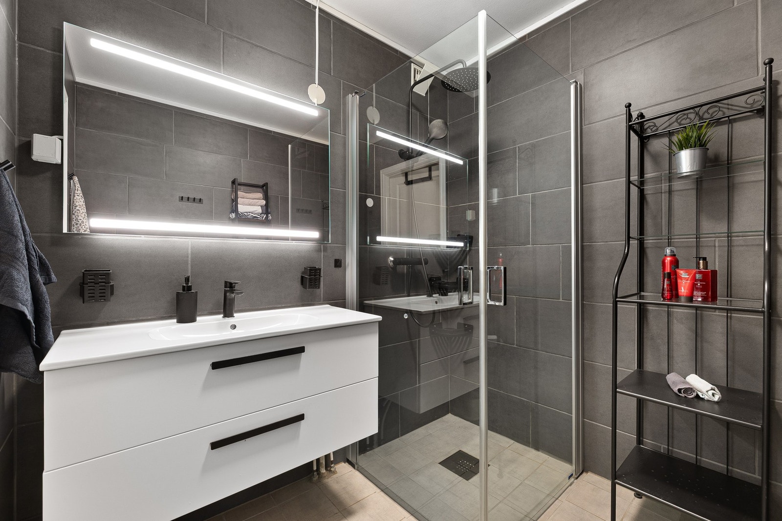 Badet ble pusset opp i 2020 og fremstår moderne med flislagte overflater og varmekabler i gulvet. Galleribilde