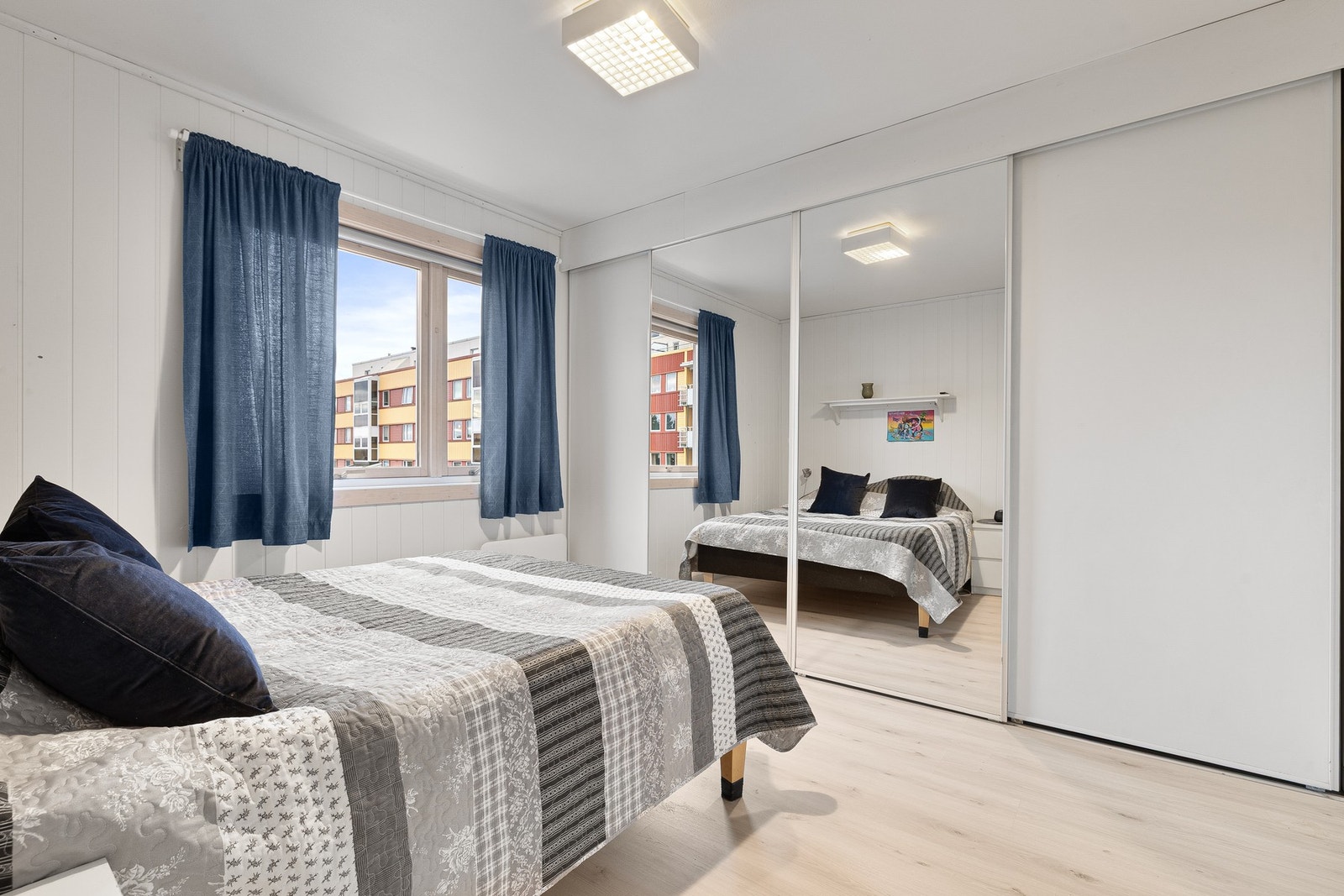 God lagringsplass i en stor skyvedørsgarderobe. Galleribilde