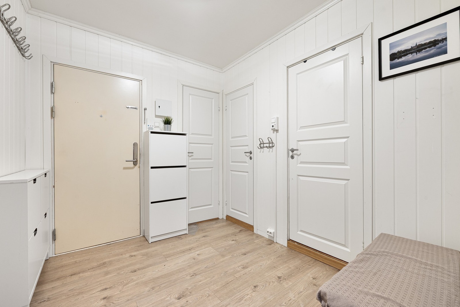 Leiligheten disponerer mye lagringsplass i tre eksterne boder i kjelleren på hhv. 4, 5 og 7 kvm. Galleribilde