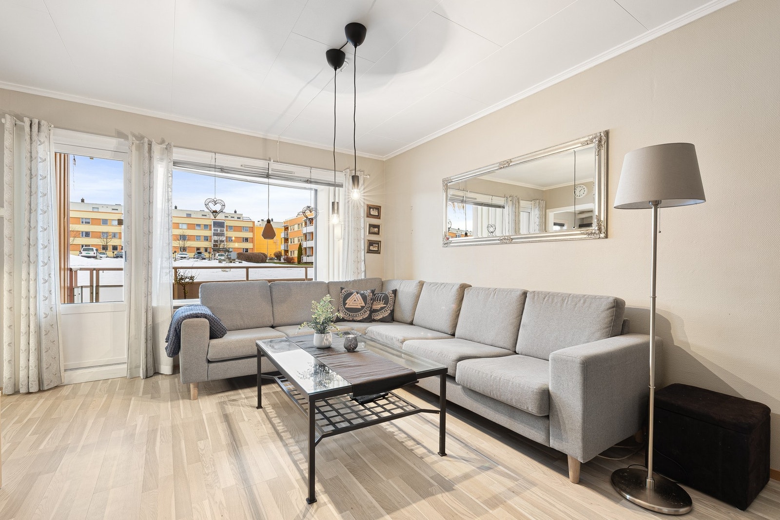 Praktisk beliggenhet i 1.etg med utsyn mot grøntareal/lekeplass. Perfekt for godt voksne, husdyr eller småbarnsforeldre med barnevogn. Galleribilde