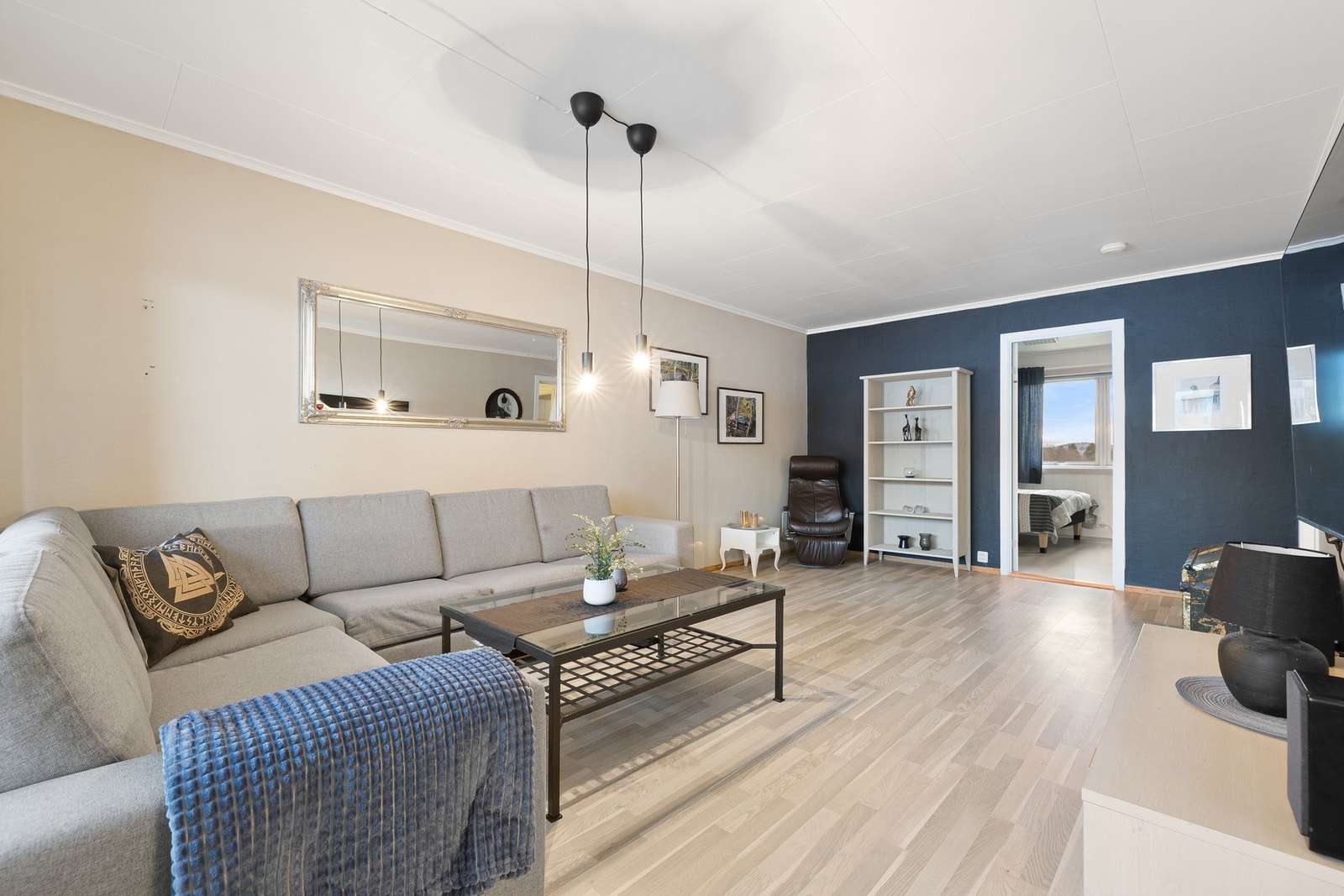 Lys og fin stue på 23,5 kvm med utsikt mot borettslagets fellesareal. Galleribilde