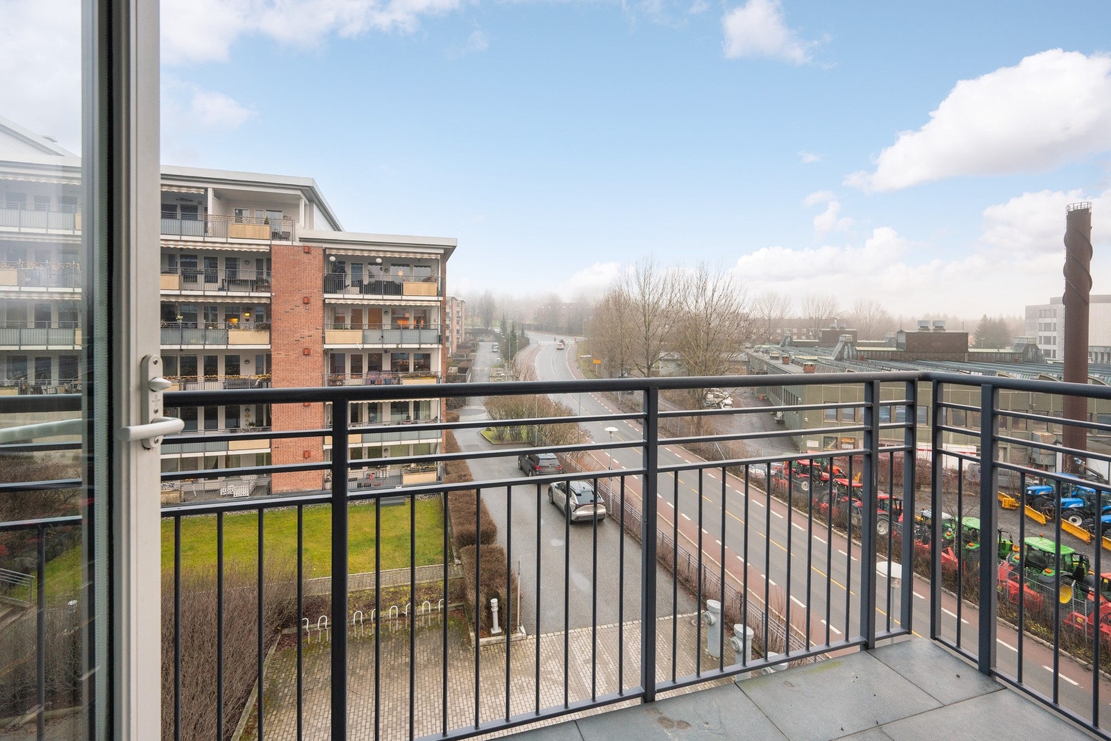 Balkongen er på 5 m², perfekt som en luftebalkong på varme sommerdager. Fra balkongen har man utsikt hele veien til Grefsenkollen. Galleribilde