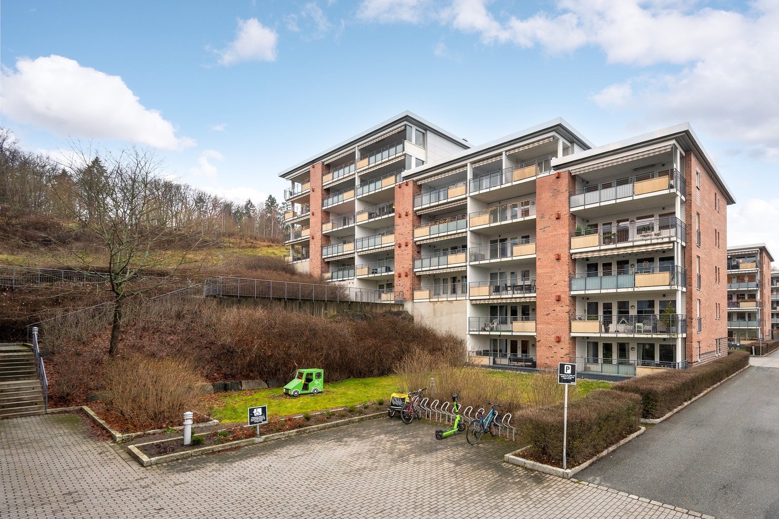 Leiligheten ligger i det populære sameiet Sogn Terrasse, inntil store friområder med tursti direkte fra tomten og opp til Sogn Hagekoloni. Galleribilde