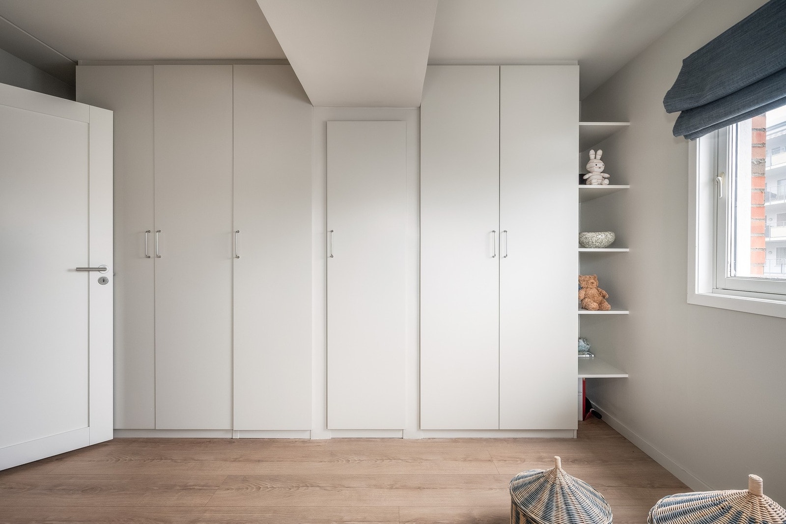 Skapinnredningen er bygget fra gulv til himling og utnytter rommets høyde optimalt. Galleribilde