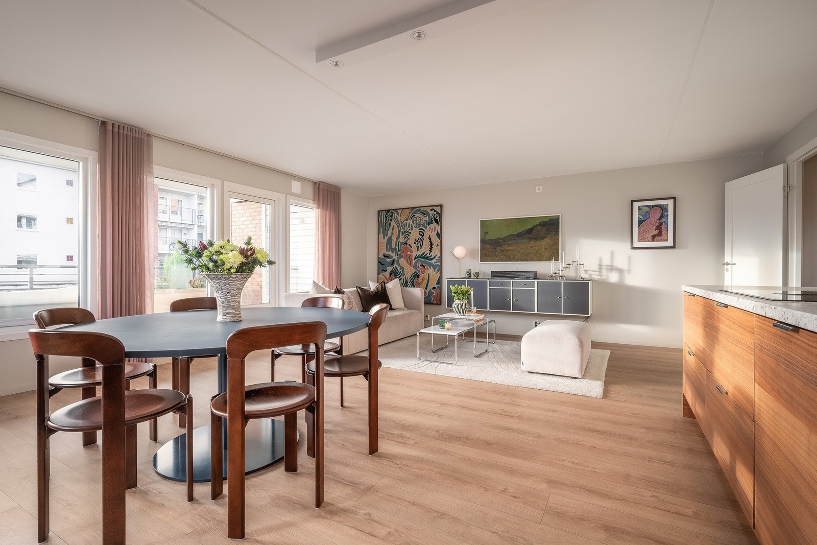 Leiligheten er betydelig oppgradert de senere årene med gjennomtenkte materialvalg og harmoniske fargekombinasjoner. Galleribilde