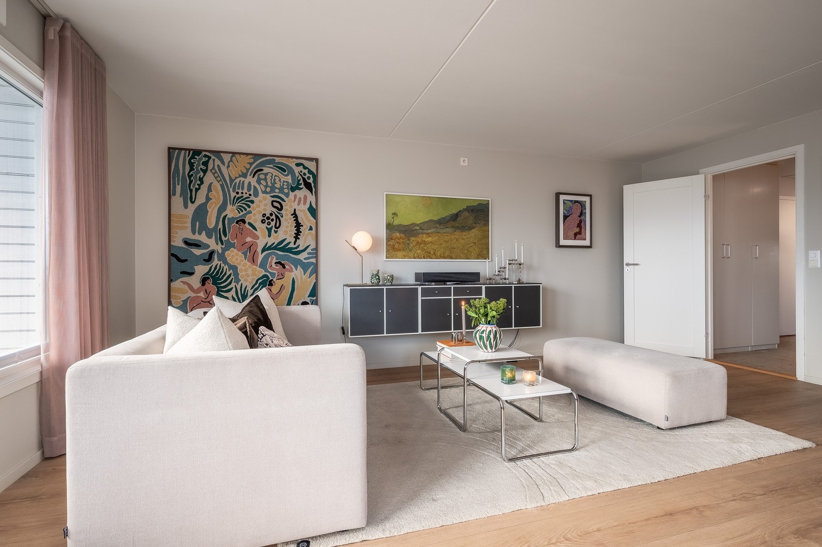 Stuen byr på fleksible møbleringsmuligheter for ulike behov. Galleribilde