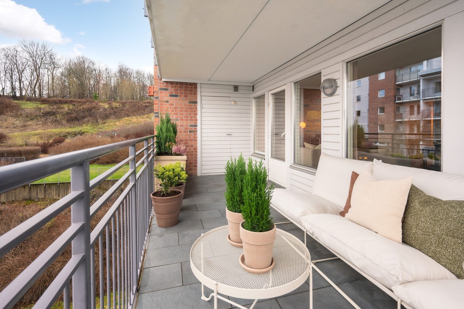 Fra balkongen er det adkomst til en praktisk utebod på ca. 2 m² - ideell for oppbevaring av puter, redskap og sesongartikler. Galleribilde