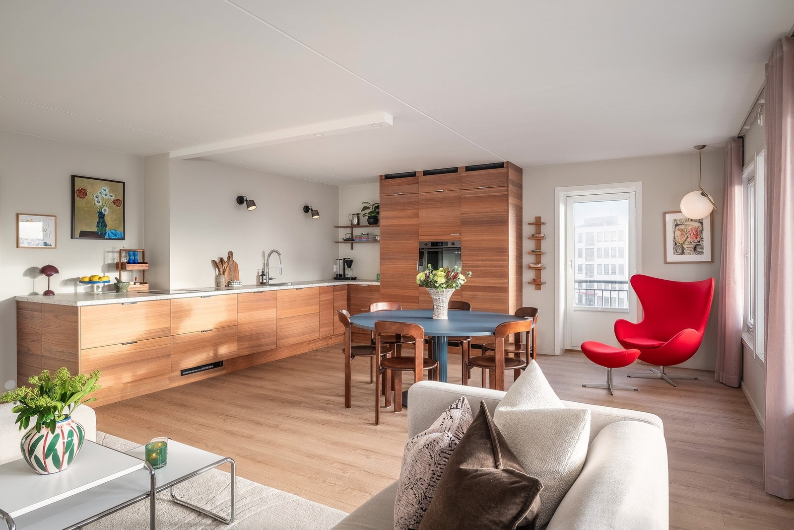 Delikat kjøkken fra 2022 med innredning fra Epoq i varme trefronter som gir rommet et moderne og elegant uttrykk. Galleribilde