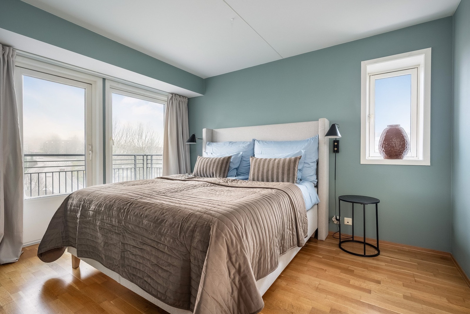 Stort hovedsoverom med egen balkong og bad. Galleribilde