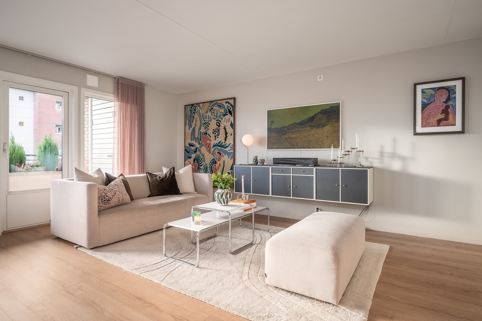 Overflatene er malt i tidløse farger og gulvet er lagt med énstavs laminat. Galleribilde