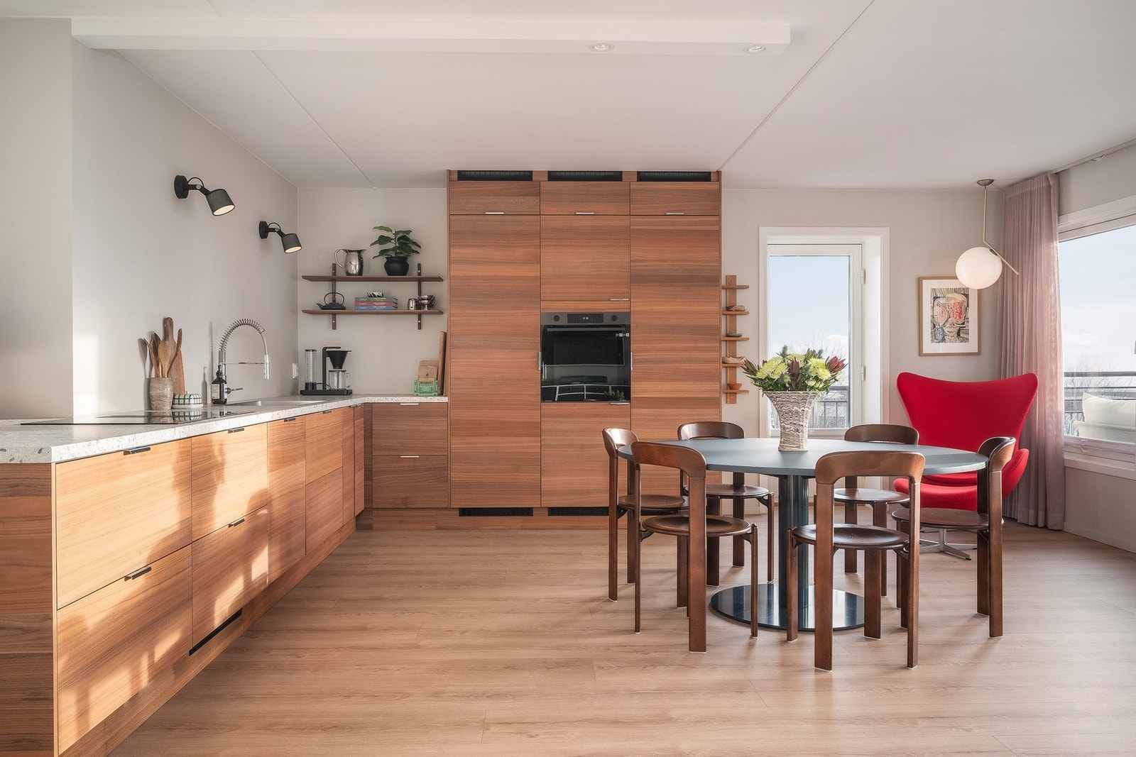 De rene linjene og den gjennomførte materialbruken skaper en harmonisk kjøkkensone, samtidig som de gode arbeidsflatene gjør rommet svært funksjonelt i hverdagen. Galleribilde