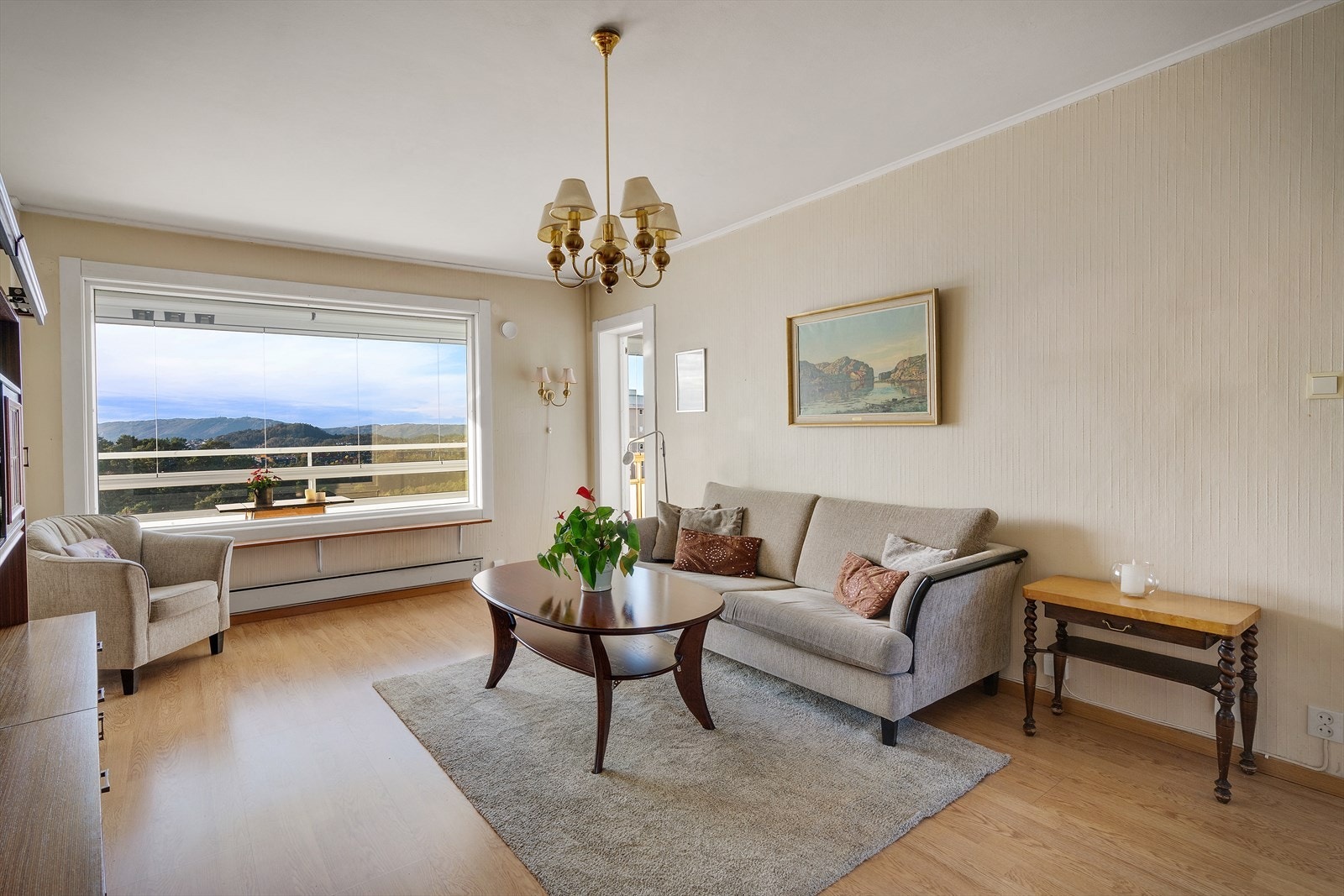 - Stuen har en praktisk utforming som gjør det enkelt å møblere etter eget ønske - Galleribilde