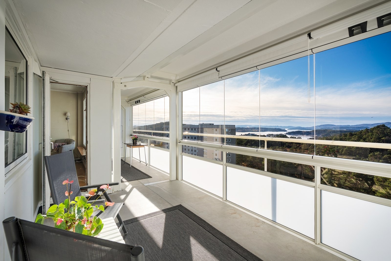 - Leiligheten ligger i byggets 11. etasje og har fantastiske utsiktsforhold fra samtlige vindusflater - Galleribilde