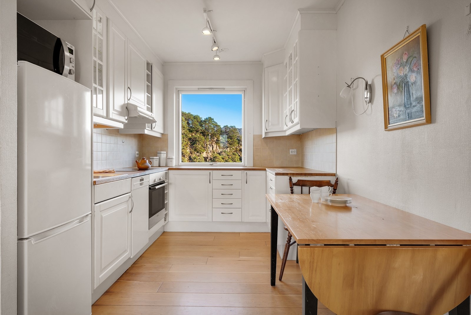 - Kjøkkenet har integrert stekeovn og platetopp - Galleribilde