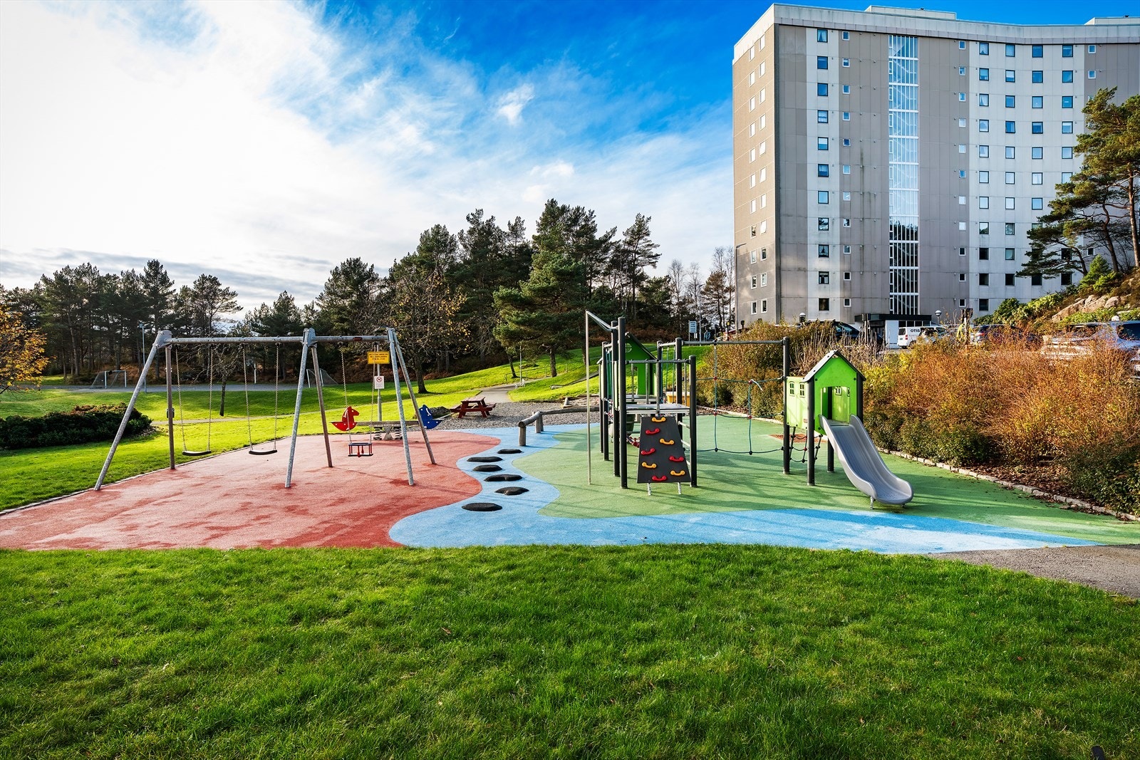 - Borettslaget er pent opparbeidet med interne veier, lekeplass, ballplass, grøntarealer og diverse prydbusker/beplantning - Galleribilde