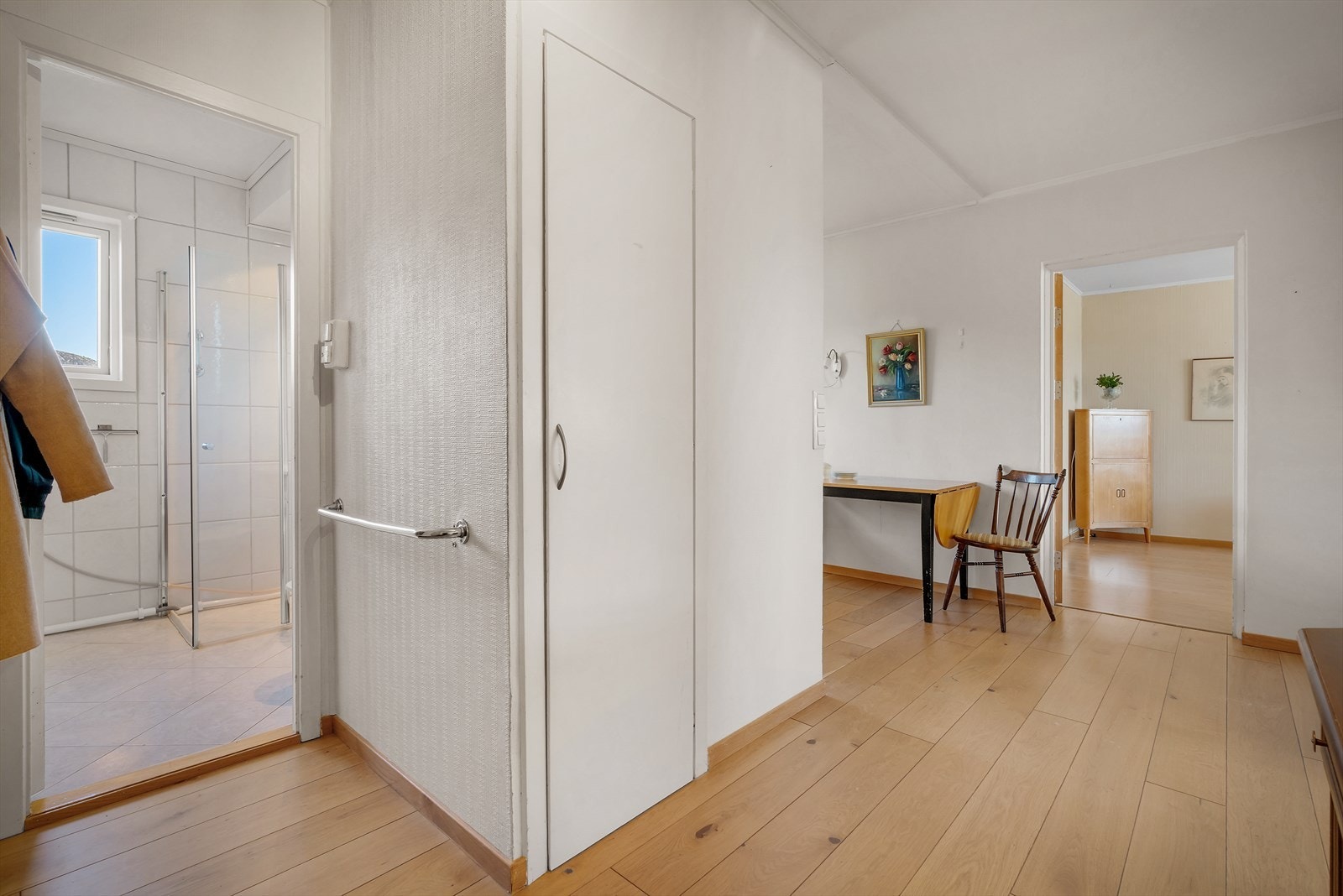 - Merk at overflatene i entré/gang/kjøkken ble oppusset i ca. 2014. Praktisk innebygd skap i entré - Galleribilde