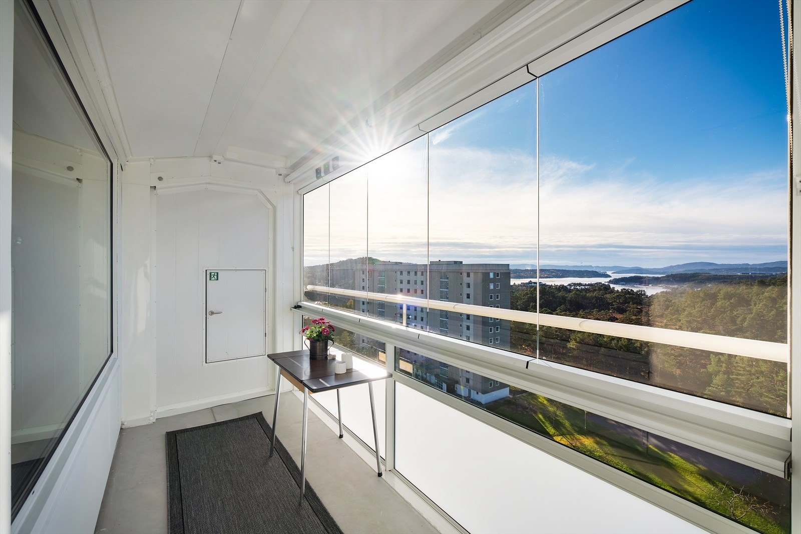 - Den romslige balkongen gir deg gode muligheter til å møblere i ulike soner - Galleribilde