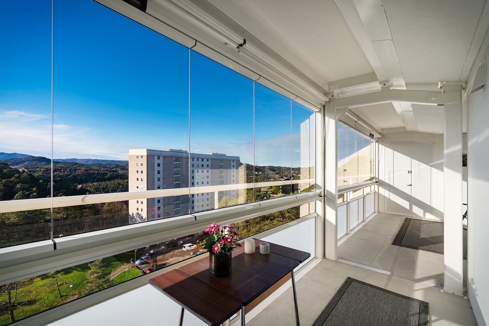 - Ettersom balkongen er innglasset er bruksmulighetene betraktelig større, og man kan benytte seg av den året rundt - Galleribilde